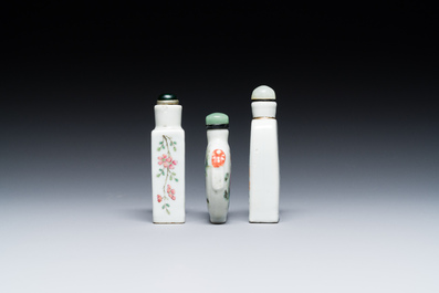 Trois tabati&egrave;res en porcelaine de Chine famille rose, une marqu&eacute;e Yongzheng, 19&egrave;me