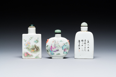 Trois tabati&egrave;res en porcelaine de Chine famille rose, une marqu&eacute;e Yongzheng, 19&egrave;me