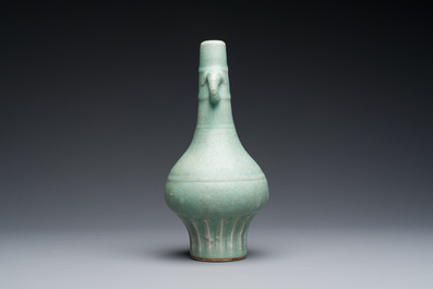 Vase de forme bouteille en porcelaine de Chine c&eacute;ladon de Longquan, Yuan/Ming