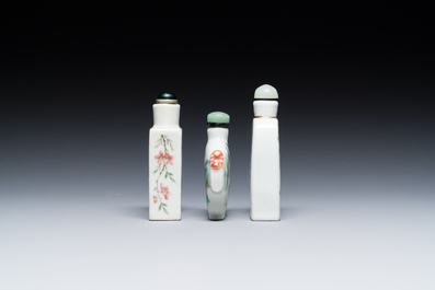 Trois tabati&egrave;res en porcelaine de Chine famille rose, une marqu&eacute;e Yongzheng, 19&egrave;me