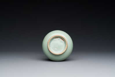 Vase de type 'kinuta' en porcelaine de Chine c&eacute;ladon de Longquan, Yuan/Ming