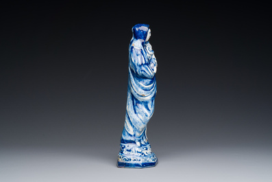 Rare Vierge &agrave; l'Enfant en fa&iuml;ence de Delft en bleu et blanc, dat&eacute;e 1738