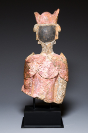 Buste de Guanyin en pierre sculpt&eacute;e et polychrom&eacute;e, Chine, probablement Yuan/Ming