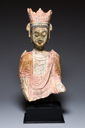 Buste de Guanyin en pierre sculpt&eacute;e et polychrom&eacute;e, Chine, probablement Yuan/Ming