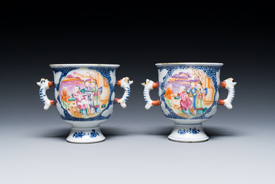 Paire de bols sur piedouches en porcelaine de Chine famille rose &agrave; sujet mandarin, Qianlong