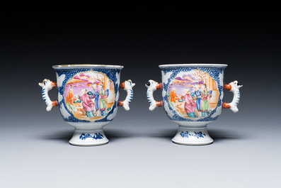 Paire de bols sur piedouches en porcelaine de Chine famille rose &agrave; sujet mandarin, Qianlong