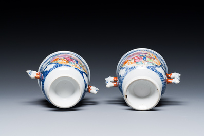 Paire de bols sur piedouches en porcelaine de Chine famille rose &agrave; sujet mandarin, Qianlong