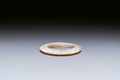 Een Chinese armband in verkalkte witte jade, Liangzhu cultuur, Neolithicum