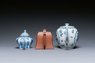 Deux th&eacute;i&egrave;res en porcelaine de Chine en bleu et blanc, une en gr&egrave;s de Yixing et une tasse et soucoupe en bleu poudr&eacute;, Kangxi et post&eacute;rieur