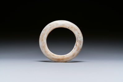 Een Chinese armband in verkalkte witte jade, Liangzhu cultuur, Neolithicum