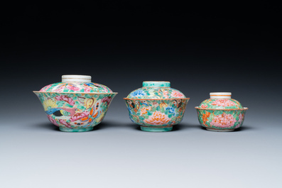 Trois bols couverts en porcelaine de Chine famille rose pour le march&eacute; thai, 19&egrave;me