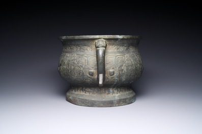 Een Chinese archa&iuml;sche bronzen rituele voedselkom, 'gui', Song/Ming