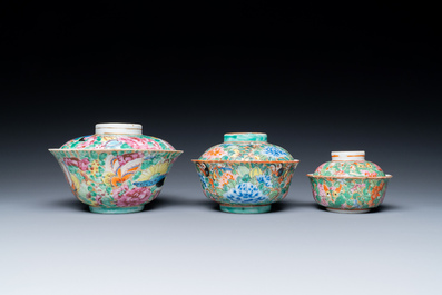Trois bols couverts en porcelaine de Chine famille rose pour le march&eacute; thai, 19&egrave;me