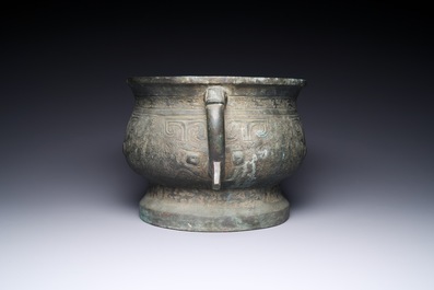 Een Chinese archa&iuml;sche bronzen rituele voedselkom, 'gui', Song/Ming