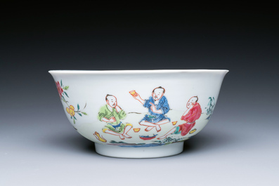 Une coupe et un bol en porcelaine de Chine famille rose &agrave; d&eacute;cor d'une m&egrave;re qui allaite et d'hommes buvant du th&eacute;, Yongzheng