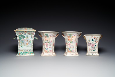 Quatre pots aux fleurs en porcelaine de Chine famille rose et verte, Qianlong et post&eacute;rieur