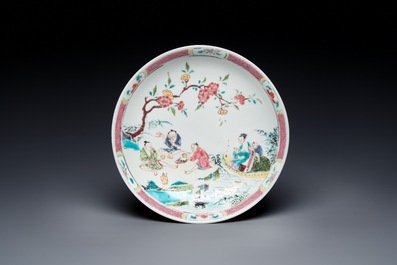 Une coupe et un bol en porcelaine de Chine famille rose &agrave; d&eacute;cor d'une m&egrave;re qui allaite et d'hommes buvant du th&eacute;, Yongzheng
