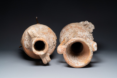 Twee Romeinse terracotta amforen voor het transport van wijn, 2e/1e eeuw v.C.