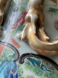Paire de vases en porcelaine de Chine famille rose de Canton sur fond c&eacute;ladon, 19&egrave;me