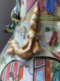 Paire de vases en porcelaine de Chine famille rose de Canton sur fond c&eacute;ladon, 19&egrave;me