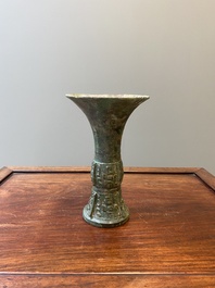 R&eacute;cipient &agrave; vin rituel archa&iuml;que en bronze, 'gu', fin de la dynastie Shang