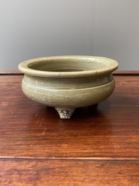 Een Chinese Longquan celadon driepotige wierookbrander, Ming