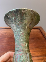 R&eacute;cipient &agrave; vin rituel archa&iuml;que en bronze, 'gu', fin de la dynastie Shang