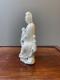 Een Chinese Dehua blanc de Chine figuur van Guanyin met een jongen, Kangxi/Qianlong