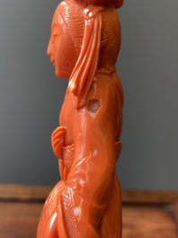 A Chinese red coral figure of a lady with a fan, 19/20th C.