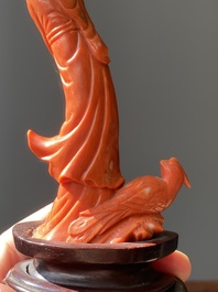 Een Chinese bloedkoralen sculptuur van een staande dame met perziken, 19/20e eeuw