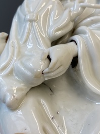Een Chinese Dehua blanc de Chine figuur van Guanyin met een jongen, Kangxi/Qianlong