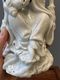 Een Chinese Dehua blanc de Chine figuur van Guanyin met een jongen, Kangxi/Qianlong