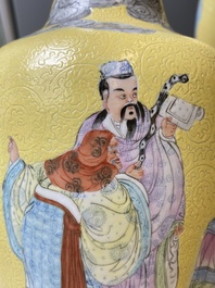 Paire de vases en porcelaine de Chine famille rose &agrave; d&eacute;cor de sages sur un fond en jaune sgraffiato, marque de Qianlong, R&eacute;publique