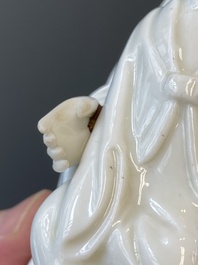 Een Chinese Dehua blanc de Chine figuur van Guanyin met een jongen, Kangxi/Qianlong