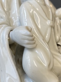 Een Chinese Dehua blanc de Chine figuur van Guanyin met een jongen, Kangxi/Qianlong