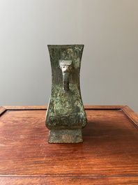 R&eacute;cipient &agrave; vin rituel archa&iuml;que en bronze inscrit Jie Fu Wu 㔾父戊, 'fanghu', Chine, Zhou de l'Ouest