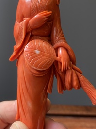 A Chinese red coral figure of a lady with a fan, 19/20th C.