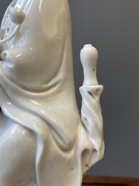 Een Chinese Dehua blanc de Chine figuur van Guanyin met een jongen, Kangxi/Qianlong