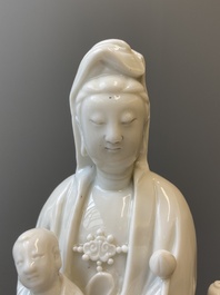 Een Chinese Dehua blanc de Chine figuur van Guanyin met een jongen, Kangxi/Qianlong