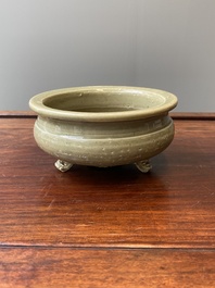 Een Chinese Longquan celadon driepotige wierookbrander, Ming