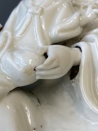 Een Chinese Dehua blanc de Chine figuur van Guanyin met een jongen, Kangxi/Qianlong