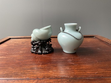 Een Chinese celadon-geglazuurde schelpvormige waterpot op houten sokkel en een 'hu' vaasje, 19/20e eeuw