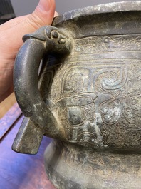 Een Chinese archa&iuml;sche bronzen rituele voedselkom, 'gui', Song/Ming