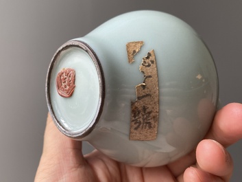 Een Chinese celadon-geglazuurde schelpvormige waterpot op houten sokkel en een 'hu' vaasje, 19/20e eeuw