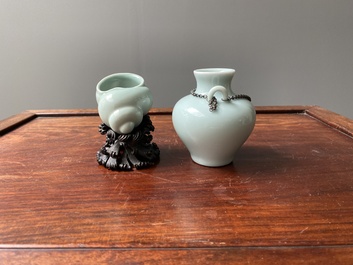 Un vase de forme 'hu' et un pot &agrave; eau en forme de coquillage en porcelaine de Chine &agrave; &eacute;mail c&eacute;ladon, 19/20&egrave;me