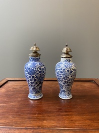 Een paar Chinese blauw-witte vazen met zilveren monturen, Kangxi