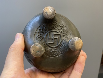 Twee Chinese bronzen driepotige rituele voedselkommen, 'ding', Westelijke Zhou en Yuan