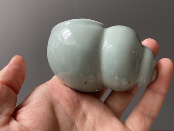 Un vase de forme 'hu' et un pot &agrave; eau en forme de coquillage en porcelaine de Chine &agrave; &eacute;mail c&eacute;ladon, 19/20&egrave;me