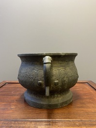 Een Chinese archa&iuml;sche bronzen rituele voedselkom, 'gui', Song/Ming