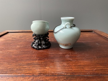 Een Chinese celadon-geglazuurde schelpvormige waterpot op houten sokkel en een 'hu' vaasje, 19/20e eeuw